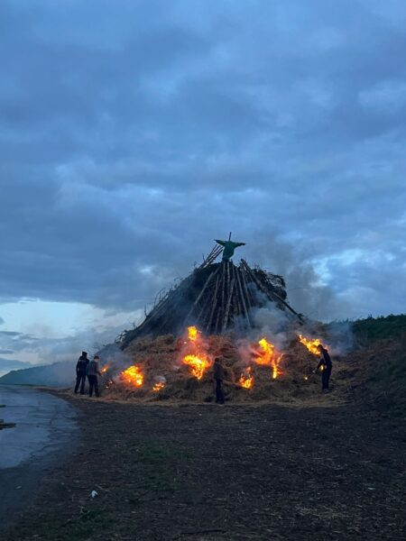 4 Jungen zünden Osterfeuer mit Fackeln an