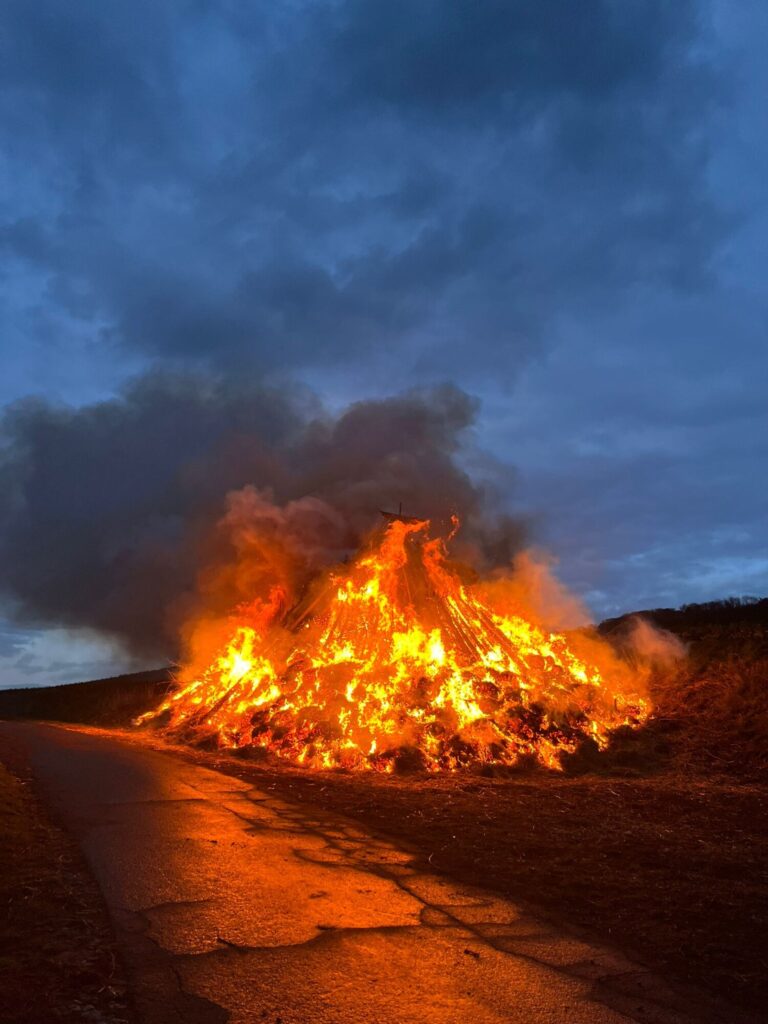 brennendes Osterfeuer