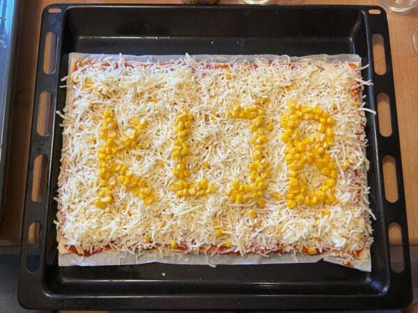 Pizza, Buchstaben KLJB mit Mais